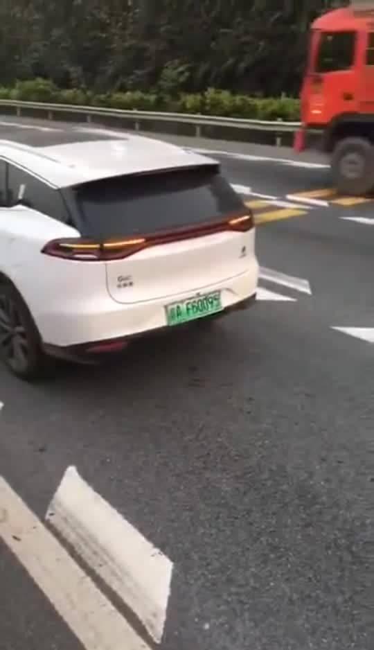 国产汽车被撞死视频